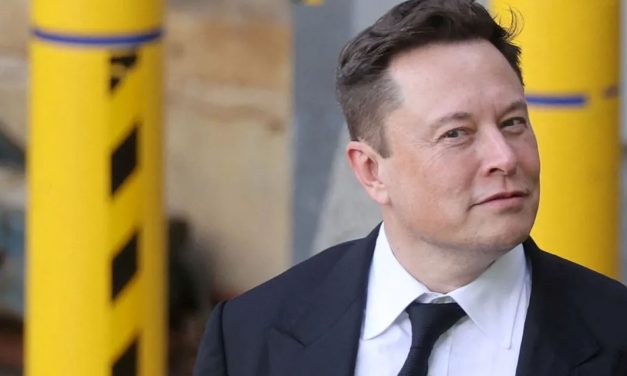 En su primer día al frente de Twitter, Elon Musk anunció que creará un “consejo de moderación de contenidos”