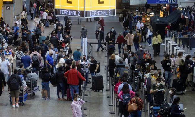 Brasil vuelve a imponer el uso de barbijos en aeropuertos y aviones