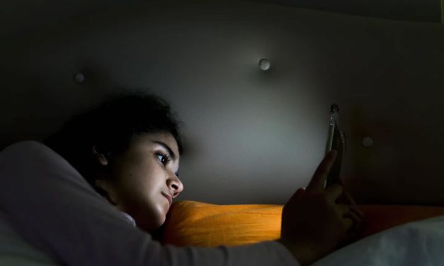 Evitar las pantallas a última hora, un consejo clave para el sueño adolescente