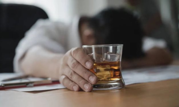 Implantaron un chip en un paciente alcohólico que le inhibe el impulso de beber