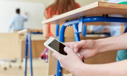 Cada vez más países prohíben el uso de celulares en los colegios: las ventajas y advertencia según expertos