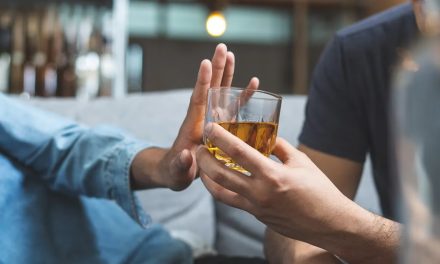El tratamiento que sería la llave para tratar la adicción al alcohol, según la ciencia