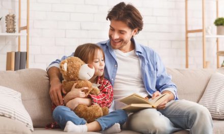 Expertos recomiendan no reemplazar la lectura de cuentos a los chicos por productos audiovisuales