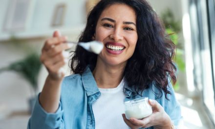 Los cuatro beneficios clave del yogur natural que lo convierten en un superalimento para la salud digestiva