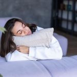 En qué posición es más conveniente dormir, según los expertos