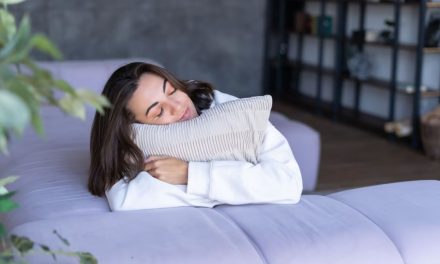 En qué posición es más conveniente dormir, según los expertos