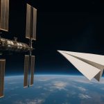 ¿Qué pasaría si se lanza un avioncito de papel hacia la Tierra desde la Estación Espacial Internacional?