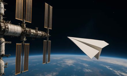 ¿Qué pasaría si se lanza un avioncito de papel hacia la Tierra desde la Estación Espacial Internacional?