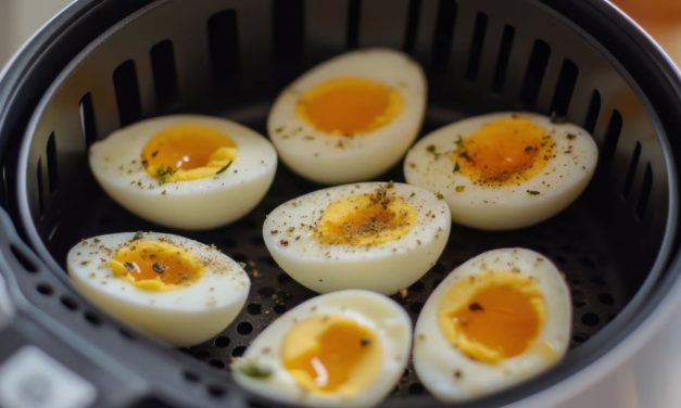 Comer dos huevos por día puede bajar el colesterol, según los expertos