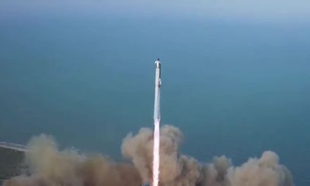El supercohete de SpaceX fue lanzado con éxito y avanza para ser el “caudillo” de la exploración espacial