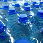 Agua envasada vs. agua de red: qué es mejor consumir para la salud y el medio ambiente
