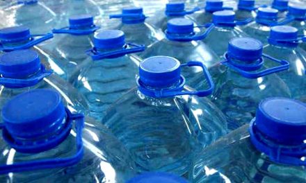 Agua envasada vs. agua de red: qué es mejor consumir para la salud y el medio ambiente