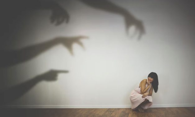 Del encanto al miedo: por qué muchas mujeres no logran salir de vínculos narcisistas