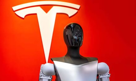 El insólito desmayo del robot de Tesla durante un evento de la automotriz