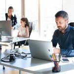 Una rutina de apenas 15 minutos en el trabajo puede beneficiar la salud y potenciar la condición física