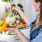 Qué alimentos recomiendan evitar los expertos para aliviar los cólicos durante la menstruación