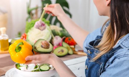 Qué alimentos recomiendan evitar los expertos para aliviar los cólicos durante la menstruación