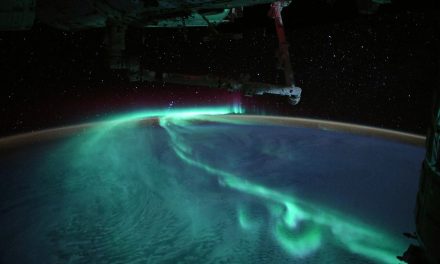 Astronauta comparte impactante video de una aurora austral captada desde una nave Dragon de SpaceX