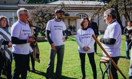 En una iniciativa solidaria encabezada por Abel Pintos, plantaron árboles en un hospital público porteño