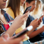 Adolescentes, inteligencia artificial y redes: cuando la exposición digital también se convierte en violencia