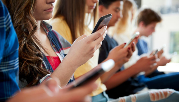 Adolescentes, inteligencia artificial y redes: cuando la exposición digital también se convierte en violencia