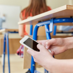 Una funda que bloquea la señal del celular busca reducir las distracciones en las aulas