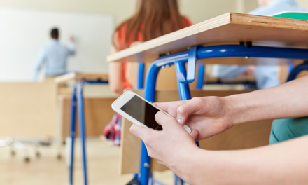 Una funda que bloquea la señal del celular busca reducir las distracciones en las aulas
